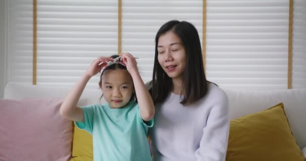 Asiatische Menschen Mutter Und Kleines Süßes Mädchen Gen Alpha Kind — Stockvideo