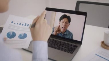 Kötü patron videosu, tartışma noktası, stres, erkek iş arkadaşına bağırma, öfke ve nefret konuşması. İki Asyalı erkek erkek, dizüstü bilgisayarla ofiste kavga ederken sinirli, patronluk taslayan işçi. Kariyer meselesi.