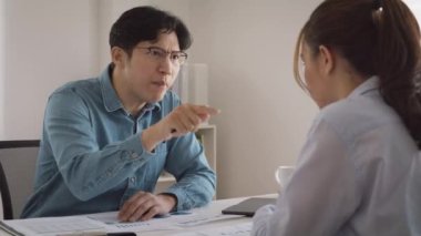 Kötü CEO 'lar tartışır. Stresle yüzleşir. Kadın iş arkadaşına bağırarak nefret konuşması yapar. İki yetişkin Asyalı erkek kadın ofiste kavga ederken sinirli, otoriter erkek işçi. Kariyer meselesi.