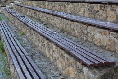 Romen parkında taş ve odun basamakları