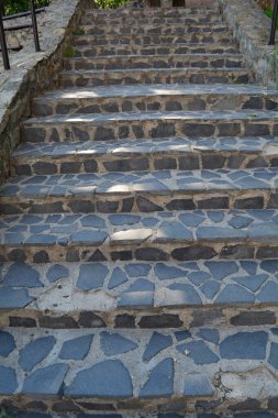 Romen parkında taş basamaklar