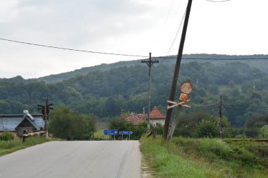 Romanya 'nın tramvay / tren kavşağında çok eski bir dur işareti