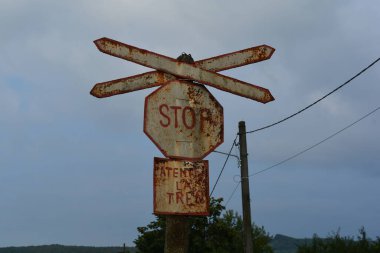 Romanya 'nın tramvay / tren kavşağında çok eski bir dur işareti