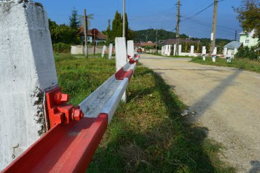 Romanya 'nın tramvay / tren / karayolu kavşağındaki güvenlik engelleri