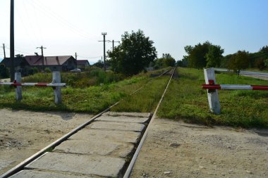 Romanya 'nın tramvay / tren / karayolu kavşağındaki güvenlik engelleri
