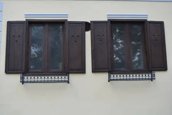 Sibiu 'da bir pencerenin açık panjurları