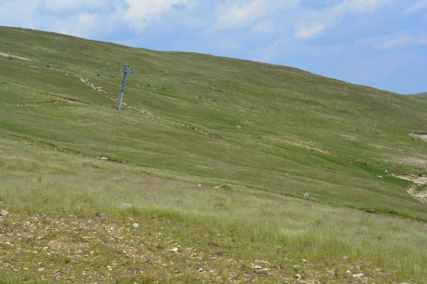 Gökyüzü açık ve Romanya 'da bir tepenin yüzü