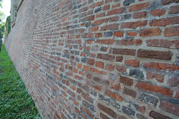 Romanya 'da taş yol boyunca tuğla bir duvar
