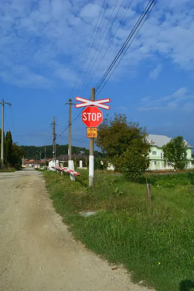 Romanya 'nın tramvay / tren kavşağında güvenlik bariyerleri ve dur işareti