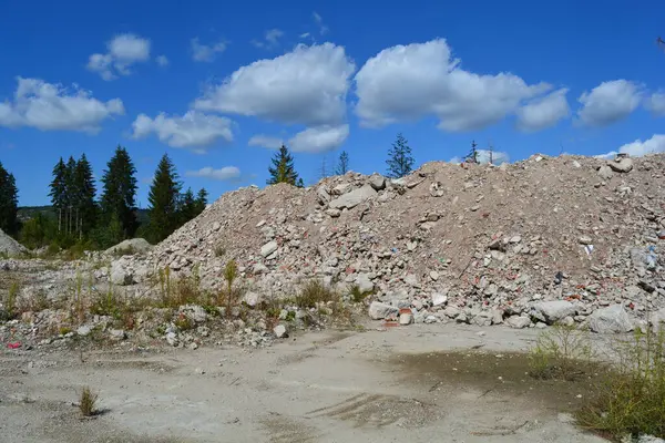 Eski bir binadan bir yığın kum ve kırık beton..