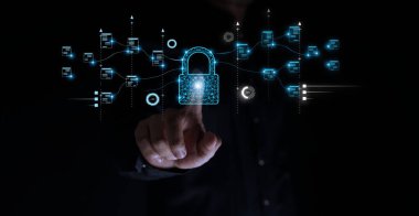 Verileri korumak için siber güvenlik ve gizlilik kavramı, ikon ve İnternet ağ güvenlik teknolojisi, iş adamı akıllı telefon ve sanal arayüzde kişisel verileri koruyor