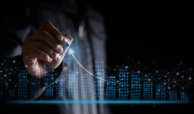 İş analizi, iş geliştirme, mali planlar ve stratejiler için bir ok çizilmiştir. Ticari büyüme için üç strateji vardır..