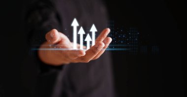 Sanal hisse senedi büyümesine, şamdan grafiğine, gösterge analizine ve stratejisine işaret eden işadamı oku, alım-satım, borsa, iş büyümesi, yatırımcı hisse senedi gelişimi konsepti, strateji
