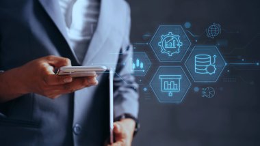  Borsa, döviz kuru ve ekonomi veri analizi konularında ticari başarı kavramı. Yatırımcı parlayan grafikler ve simgeler içeren bir takım elbise giyiyor..