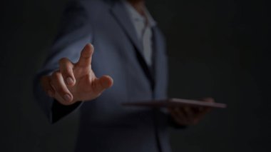 İnternet üzerinden akıllı simge konsepti insanlar akıllı telefonlarını otomatik olarak teknoloji ağı durumunu kontrol etmek için kullanıyorlar. Teknoloji, iletişim ve uygulama güvenliği karşılığında bilgi alışverişi.