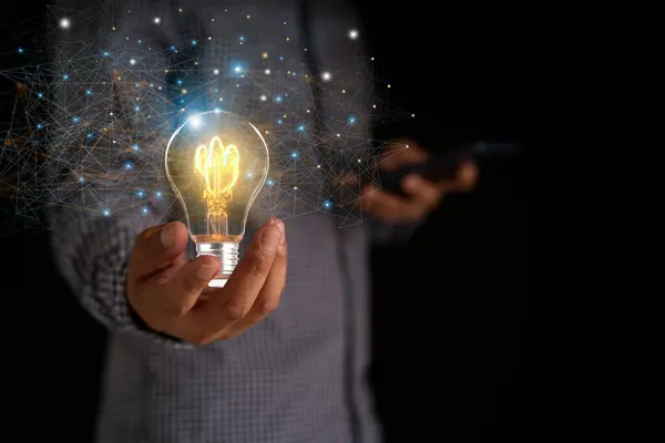 Web pankartı tasarımı için yaratıcı çözüm veya fikir veya yaratıcı ajans için iniş sayfası şablonu. Elleri ekrandan çıkan ampuller, renkli soyut şekiller ve kurşun çizgiler..
