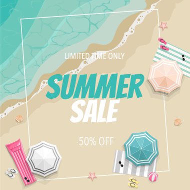 Renkli plaj şemsiyeleri, havluları ve sörf tahtasıyla yaz indirimi pankartları.