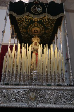 Aracena, Huelva, İspanya, 30 Mart 2023: Huelva, Aracena 'daki Nuestra Senora de la Asuncion kilisesinde düzenlenen Kutsal Hafta Geçidi' nde Bakire Meryem. İspanya