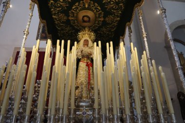 Aracena, Huelva, İspanya, 30 Mart 2023: Huelva, Aracena 'daki Nuestra Senora de la Asuncion cemaatindeki Kutsal Hafta Geçidi' nde Bakire Meryem. İspanya