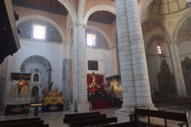 Aracena, Huelva, İspanya, 30 Mart 2023: Aracena, Huelva 'daki Nuestra Senora de la Asuncion cemaatinin yan görüntüsü. İspanya