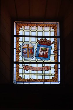 Aracena, Huelva, İspanya, 30 Mart 2023: Aracena, Huelva 'daki Nuestra Senora de la Asuncion kilisesinin kalkanlarından biri. İspanya