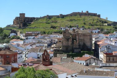 Aracena, Huelva, İspanya, 30 Mart 2023: Aracena, Huelva şehri manzarası. İspanya 'da Hüküm ve Kale Kilisesi