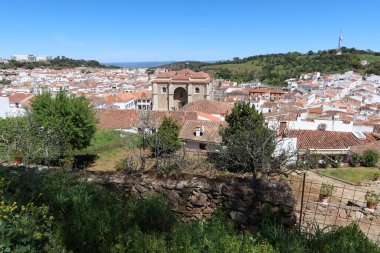 Aracena, Huelva, İspanya, 30 Mart 2023: Aracena, Huelva Kilisesi ve kasaba manzarası. İspanya