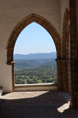Aracena, Huelva, İspanya, 30 Mart 2023 Aracena, Huelva 'daki Büyük Keder Kilisesi' nin arka tarafındaki Sierra del Portico 'ya bakan kemer. İspanya
