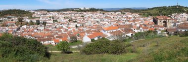 Aracena, Huelva, İspanya, 30 Mart 2023: Aracena, Huelva 'nın panoramik manzarası. İspanya
