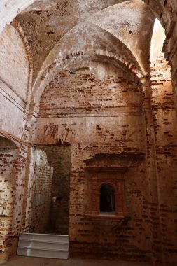 Castano del Robledo, Huelva, İspanya, 2 Nisan 2023: dikey görüş. Castano del Robledo, Huelva 'da 18. yüzyılda tamamlanmamış kilisenin içindeki kapının modelidir. İspanya