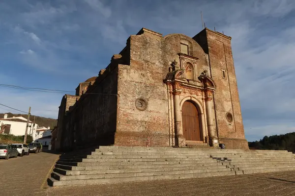 カスタノ ロブレド ウエルバ スペイン 2023年3月30日 ヒエルバのカスタノ ロブレドの未完成の教会 18世紀 の正面と階段 スペイン — ストック写真
