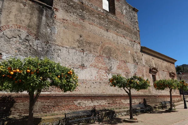 カスタノ ロブレド ウエルバ スペイン 2023年4月2日 未完成の教会 18世紀 のオレンジの木と外壁カスタノ ロブレド ウエルバ — ストック写真