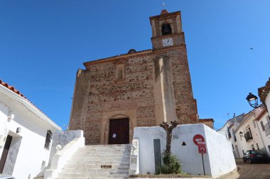 Castano del Robledo, Huelva, İspanya, 29 Mart 2023: Saint James Büyük Kilisesi 'nin merdivenleri ve ana cephesi (16. yüzyıl). Castano del Robledo, Huelva, İspanya