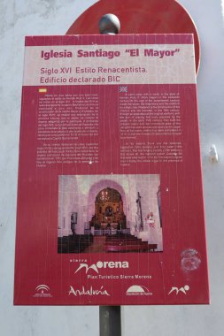 Castano del Robledo, Huelva, İspanya, 29 Mart 2023: Büyük Kilise Saint James 'in (16. yüzyıl) yanındaki bilgi işareti. Castano del Robledo, Huelva, İspanya