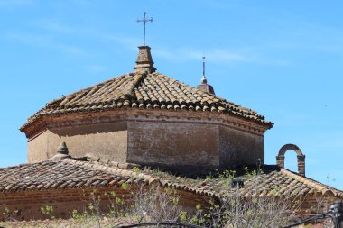 Castano del Robledo, Huelva, İspanya, 2 Nisan 2023: Castano del Robledo, İspanya 'daki Saint James Büyük Kilisesi' nin (16. yüzyıl) dış cephesi.