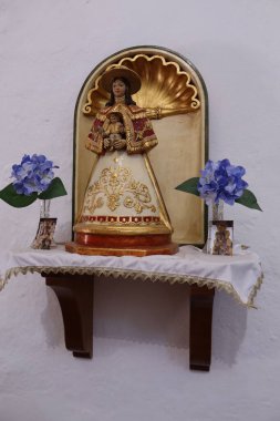 Castano del Robledo, Huelva, İspanya, 2 Nisan 2023: Castano del Robledo, İspanya 'daki Saint James Büyük Kilisesi' nin (16. yüzyıl) kenar resmi