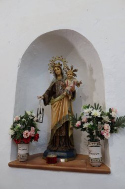 Castano del Robledo, Huelva, İspanya, 2 Nisan 2023: Castano del Robledo, Huelva, İspanya 'da Büyük Kilise (16. yüzyıl) tarafından hamile bırakılan Bakire Meryem.