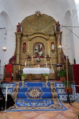 Castano del Robledo, Huelva, İspanya, 2 Nisan 2023: Castano del Robledo, İspanya 'da Saint James Büyük Kilisesi' nin (16. yüzyıl) ana mihrabı