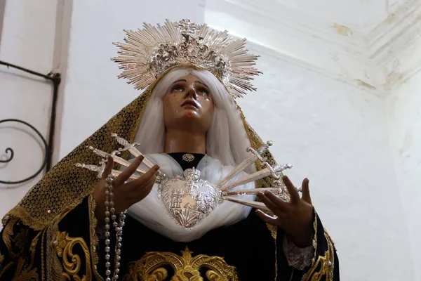 カスタノ ロブレド ウエルバ スペイン 2023年4月2日 私たちの悲しみの女性の心の中に短剣で聖ジェームズ大聖堂 16世紀 のカスタノ ロブレド ウエルバ — ストック写真