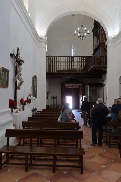 2023年4月2日スペイン ウエルバ州ロブレドのカスタノ ロブレド教会 16世紀 スペイン ウエルバのカスタノ ロブレド教会 英語版 の礼拝者 — ストック写真