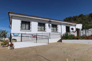 Castano del Robledo, Huelva, İspanya, 29 Mart 2023: Castano del Robledo devlet okulu, büyülü şehir Endülüs. Huelva, İspanya