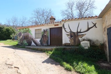 Castano del Robledo, Huelva, İspanya, 29 Mart 2023: Büyülü Endülüs kasabası Castano del Robledo 'da resimli bir evin cephesi. Huelva, İspanya