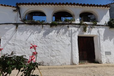 Castano del Robledo, Huelva, İspanya, 29 Mart 2023: Castano del Robledo, büyülü bir kasaba olan Endülüs 'teki Plaza Muniz Pablos' ta eski bir evin cephesi. Huelva, İspanya