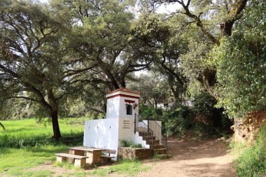 Castano del Robledo, Huelva, İspanya, 31 Mart 2023: Castano del Robledo 'nun dışındaki Hermitage Cristo de la Veronica, büyülü Endülüs kasabası. Huelva, İspanya