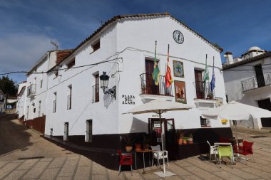 Castano del Robledo, Huelva, İspanya, 31 Mart 2023: Büyülü Endülüs kasabası Castano del Robledo 'nun Alamo Meydanı' ndaki belediye binası. Huelva, İspanya