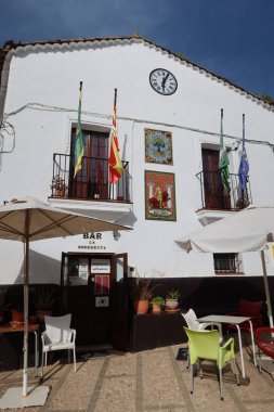 Castano del Robledo, Huelva, İspanya, 31 Mart 2023: Dikey görüş. Castano del Robledo 'daki Plaza del Alamo' daki belediye binası, büyülü Endülüs kasabası. Huelva, İspanya