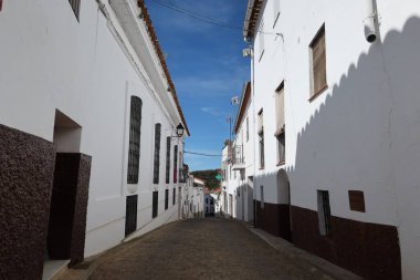 Castano del Robledo, Huelva, İspanya, 2 Nisan 2023: Castano del Robledo beyaz boyalı evleri olan cadde, büyülü Endülüs kasabası. Huelva, İspanya