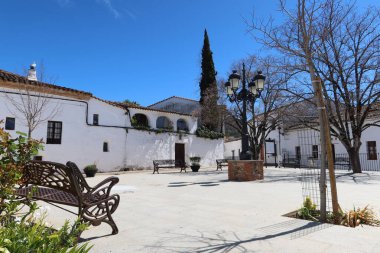 Castano del Robledo, Huelva, İspanya, 2 Nisan 2023: Castano del Robledo 'daki Muniz Pablos meydanının genel görünümü, büyülü şehir Endülüs. Huelva, İspanya