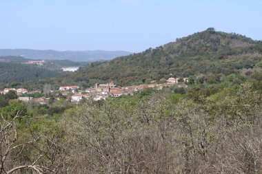 Castano del Robledo, Huelva, İspanya, 10 Nisan 2023: Castano del Robledo, büyülü Endülüs kasabasından görüldü. Huelva, İspanya