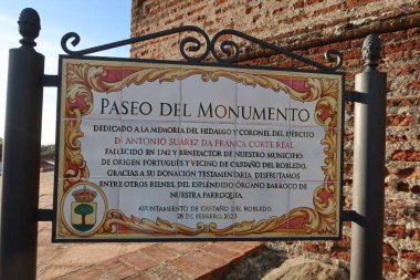 Castano del Robledo, Huelva, İspanya, 30 Mart 2023: Büyülü Endülüs kasabası Castano del Robledo 'nun bitmemiş kilisesinin yanına imza at. Huelva, İspanya